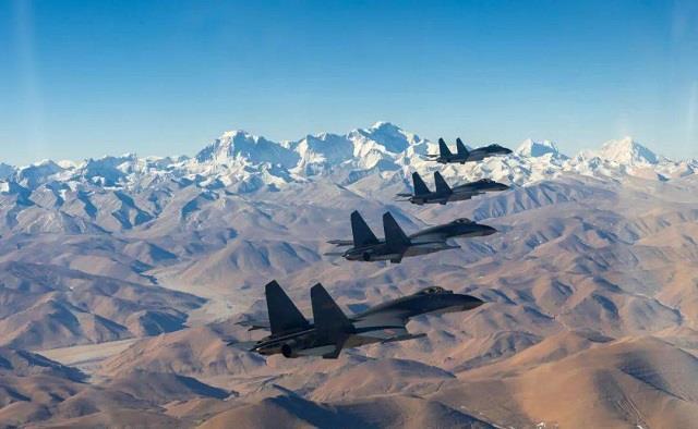 机场部署|J-20首次进驻边境机场,对面是印军苏-30