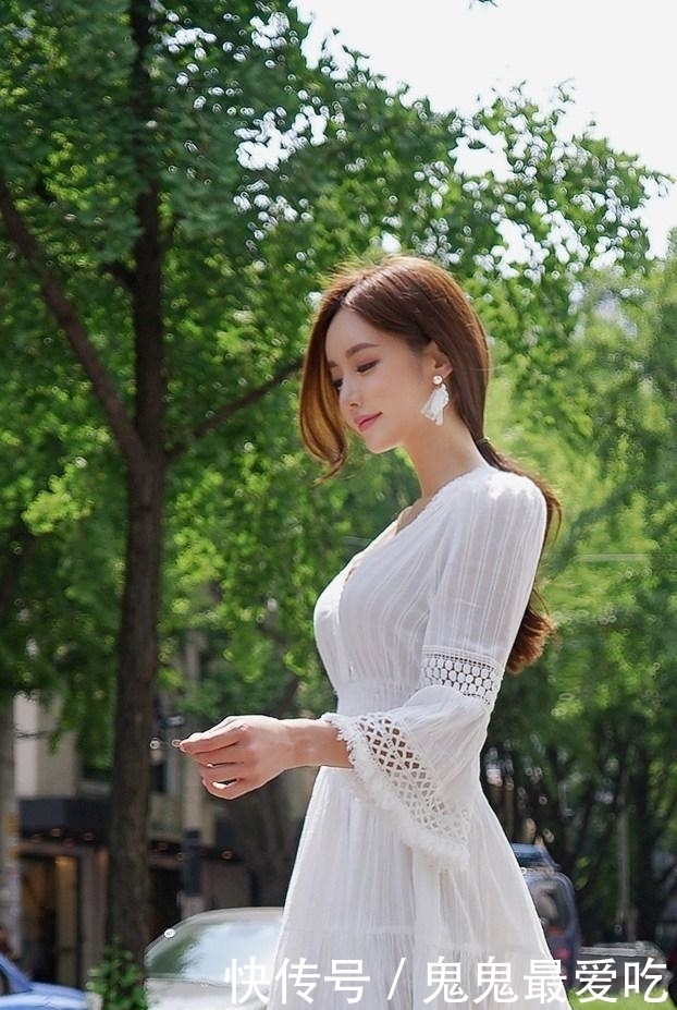 穿着|街拍:有气质好身材的小姐姐,穿着大气简洁光鲜!