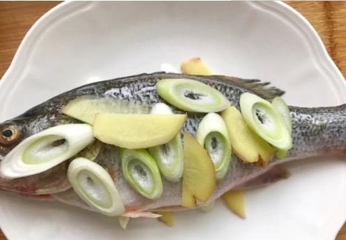 厨师长|清蒸鲈鱼时,放盐和料酒都不对?厨师长教你正确做法,太香了