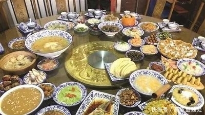 盘子里夹菜|传染病的教训:中餐必须改变不分餐的陋习!