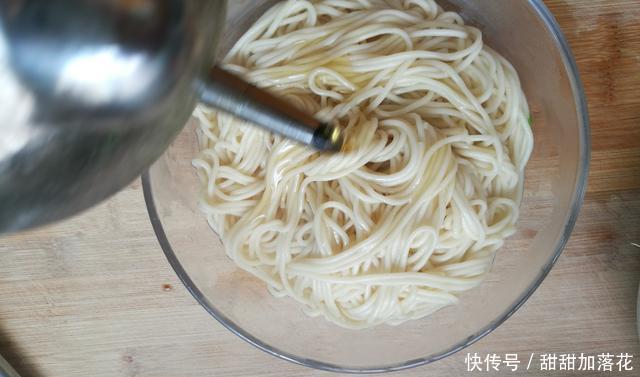 夏天|夏天懒人面条吃法——麻辣凉面,酸辣爽口,一次两碗都不够