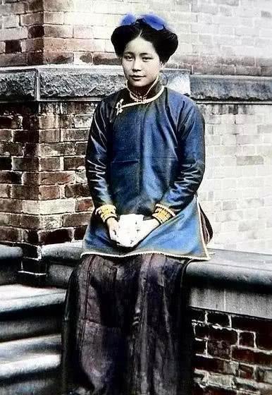 束腰|100年前的老照片，比“三寸金莲”还惨的束腰，图5在鳄鱼池里聚餐的贵妇