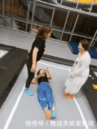 街上|“看这女子的裙子真的挺任性，走在街上我都替她感到尴尬”哈哈哈