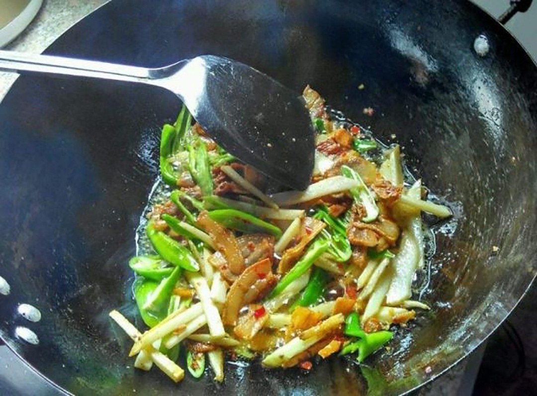 香味|腊肉一炒就硬?因为你只会放油!多加这1步,腊肉不硬还鲜香味美