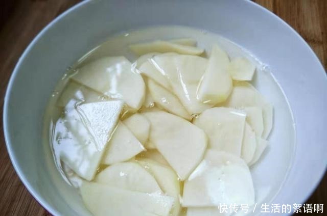 隔三差五|白菜土豆一起烧特别好吃,我家隔三差五做,每次上桌连汤汁都不剩