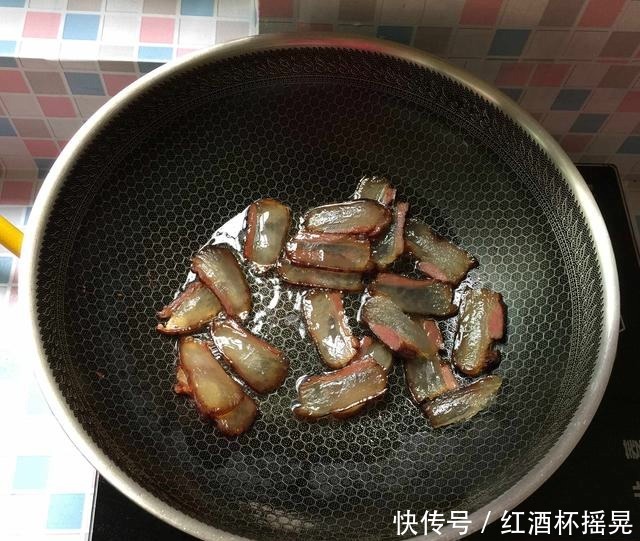 应季|腊肉和它是天生一对,把它们炒一起,又香又下饭,连吃3天都不腻