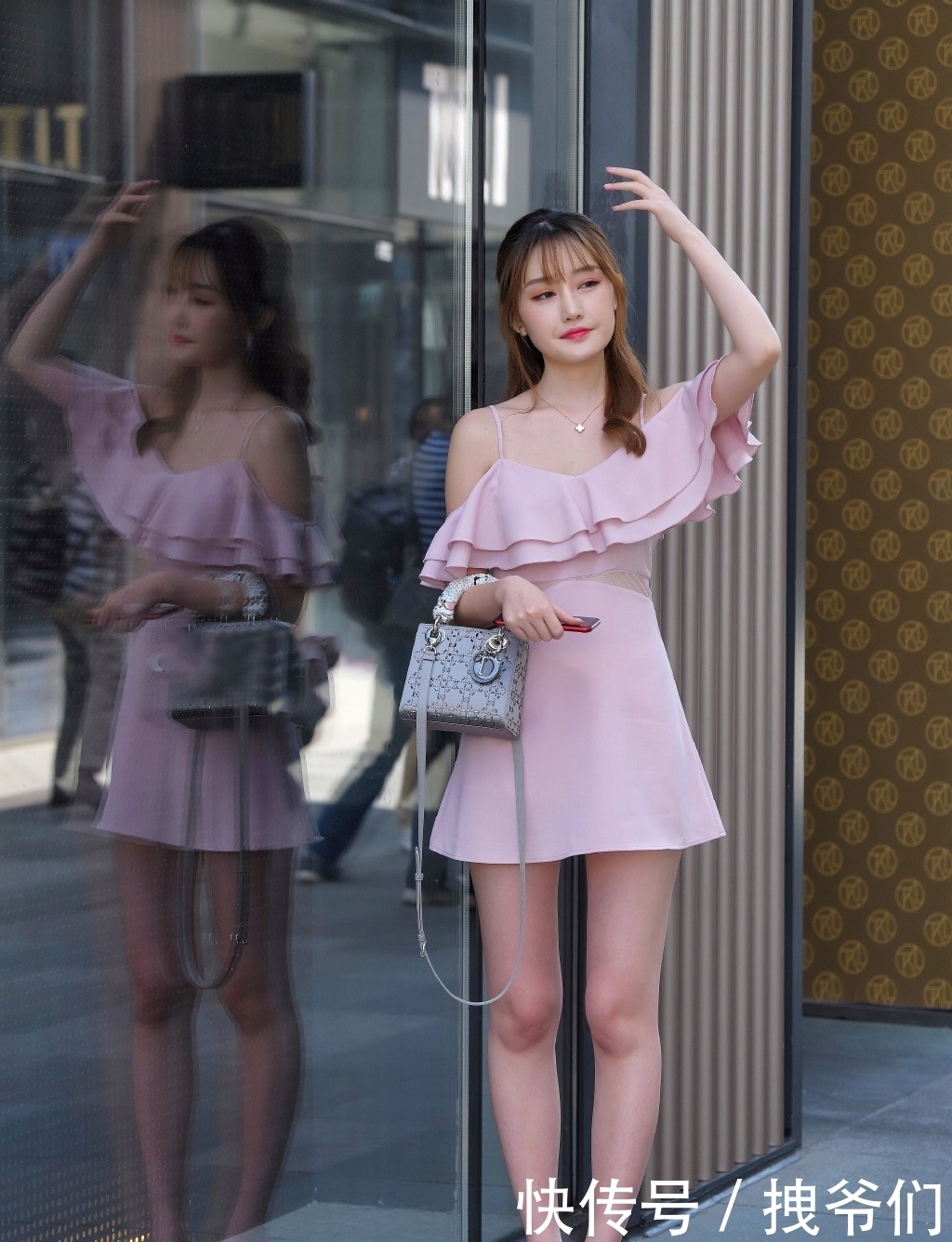 气质|气质女生的吊带短裙穿搭，精致耐看又显身材，轻松美出自信感
