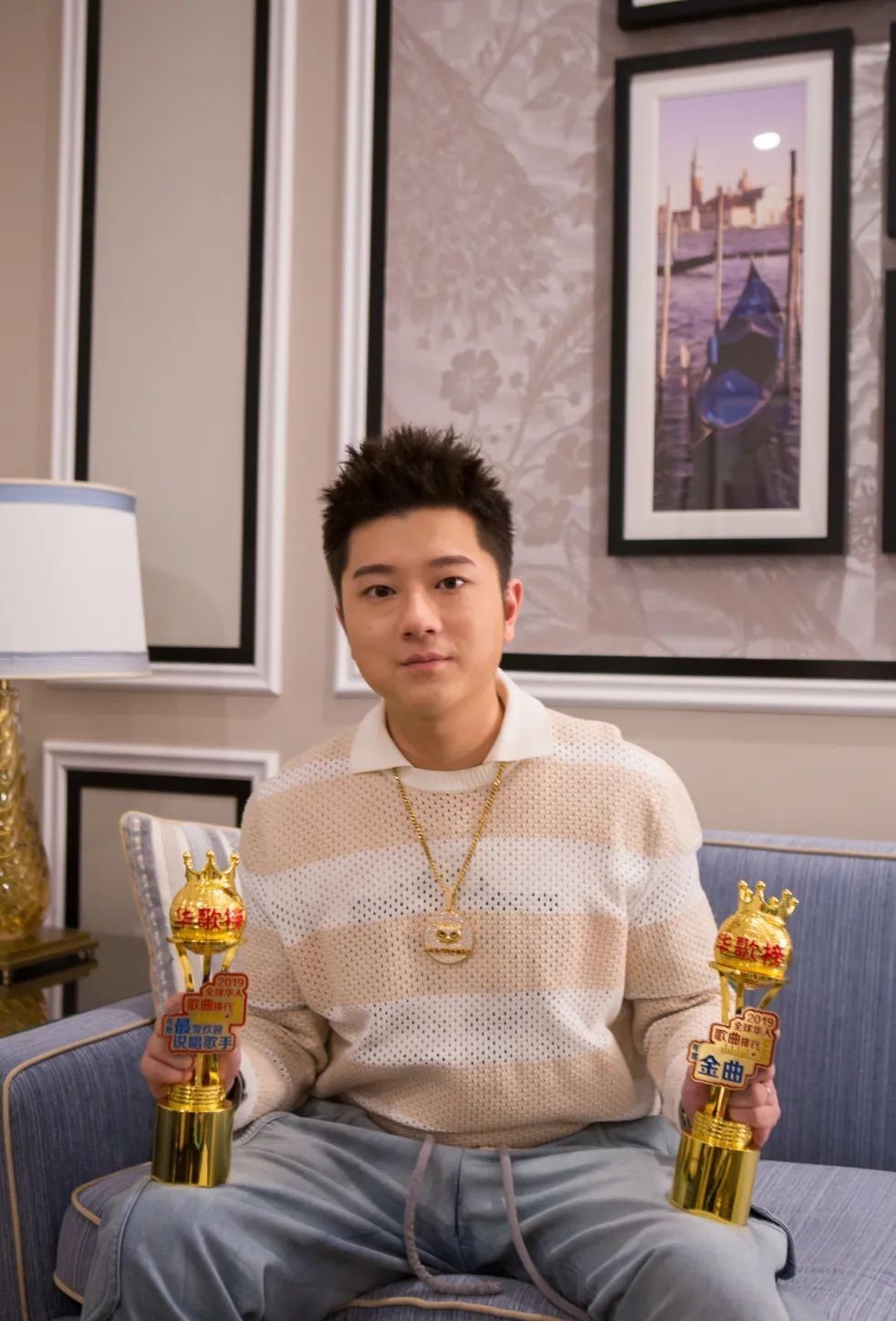  微博|王以太演出被香槟喷满脸，半个嘻哈圈为他道不平！香槟男：下一个目标GAI！