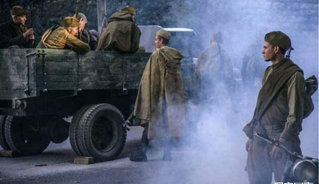 疯狂|新兵冲进指挥所,端枪疯狂扫射,将9名班长1个连长打成筛子