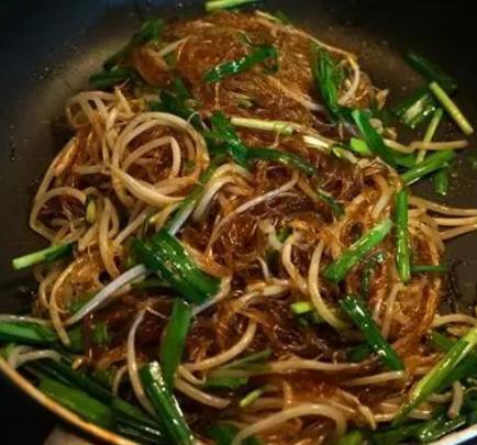  饭店|炒粉条时，不要泡软就下锅炒，学会大厨这1招，粉条劲道又入味