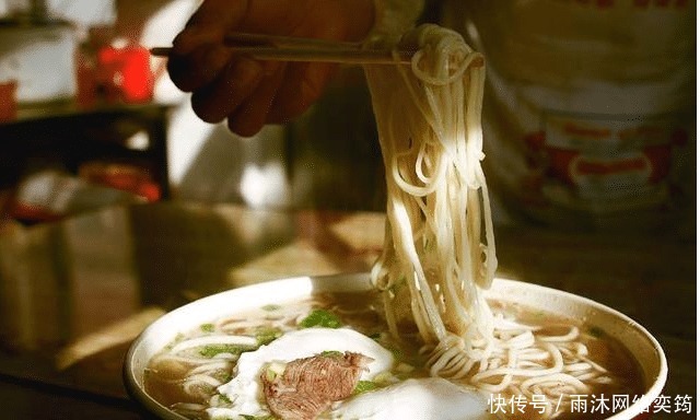 报警|女子在火车站吃面1千元一碗，报警后果然值一千元，女子开心付款