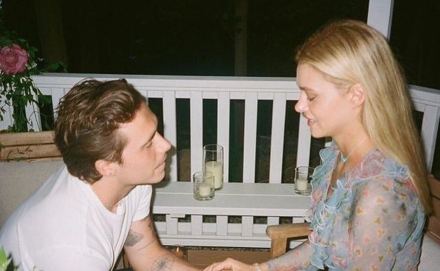 打扮|小贝大儿子与未婚妻逛街,小七打扮很成熟,手牵准嫂子关系融洽