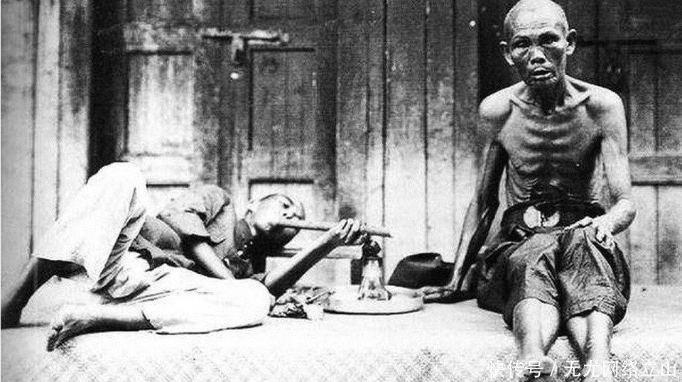 个个|一组清朝吸食鸦片老照片：个个自甘堕落，迷迷糊糊，瘦骨嶙峋