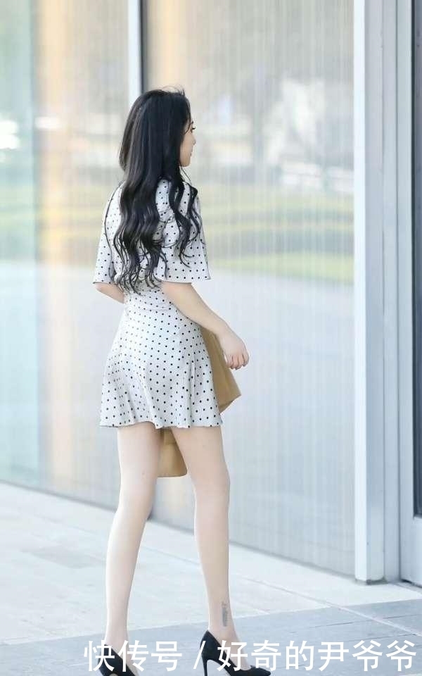 驼色|甜美波点裙,搭配驼色风衣,尽显独特女人味