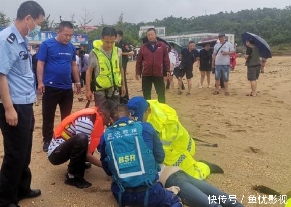  风雨|女孩风雨天气站在悬崖边，人们还没反应过来，女孩就坠入海中