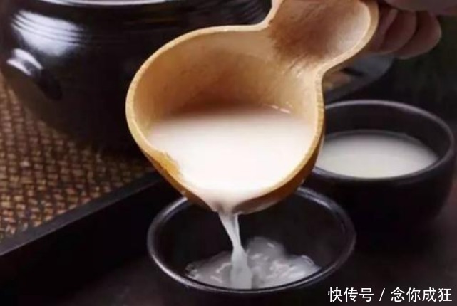 糯米|自制米酒,糯米蒸熟后别直接加酒曲!多做1步,又香又甜,酒汁多