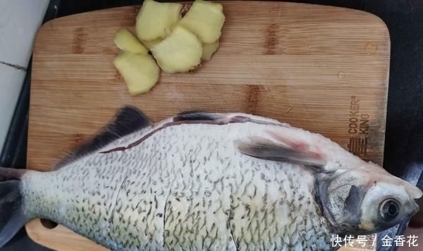 鱼刺|鱼刺卡在喉咙里,别再喝醋吞米饭了,教你1招,让鱼刺自己跑出来