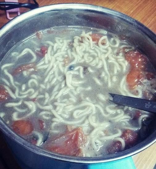 啥样|泡面能被熊孩子“作”成啥样?忍了牛奶泡面,看到酒杯泡面:人才