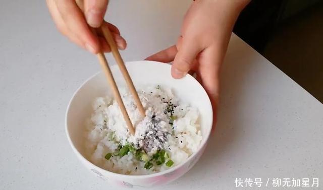 特别|剩米饭不要炒着吃了,试试这种做法,咬一口又酥又脆,特别的香