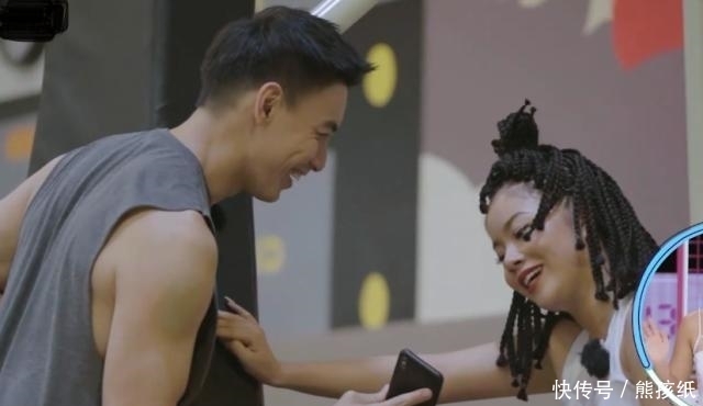  甜蜜|王大陆替张天爱脱袜，张天爱为他卸妆素颜，甜蜜得让王菊好悲伤