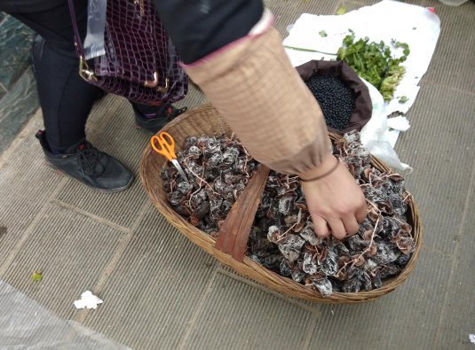 涨价|大叔路边卖“稀罕”小吃,10元一斤不涨价,顾客错过要等一年