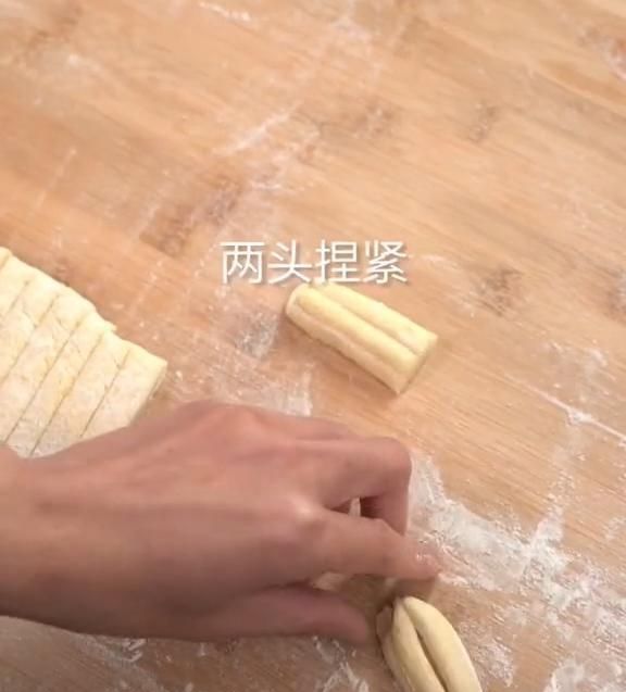 金黄|外面油条不放心教你在家炸油条,金黄酥脆又好吃,2块钱炸一锅