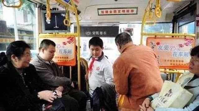 让座|小学生给老人让座，书包忘拿，被老人一把摔到地上，孩子哭了