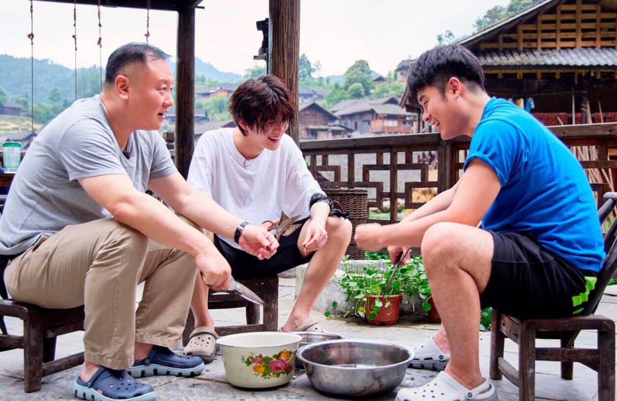 对待|《向往》他不满黄磊差别对待连催10次鹿晗去干活,原因却很暖心