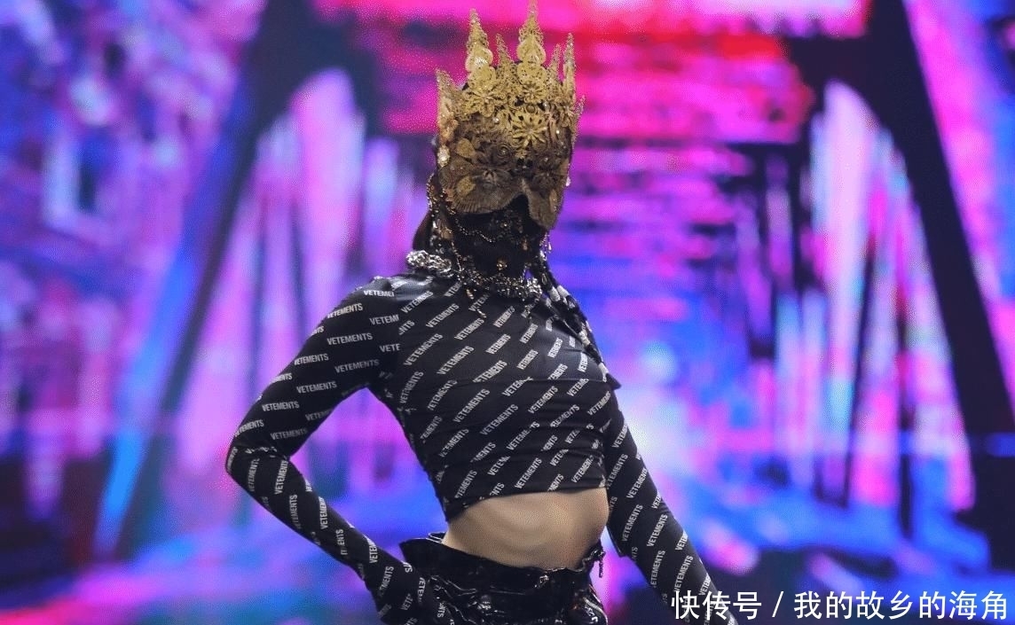 孟美岐|孟美岐戴面具跳扭腰舞,当镜头特写她的腰部,这柔韧性我没看错吧