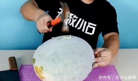 取出|男子把西瓜冻了10天,取出来后用菜刀切开后,看着太熟悉了