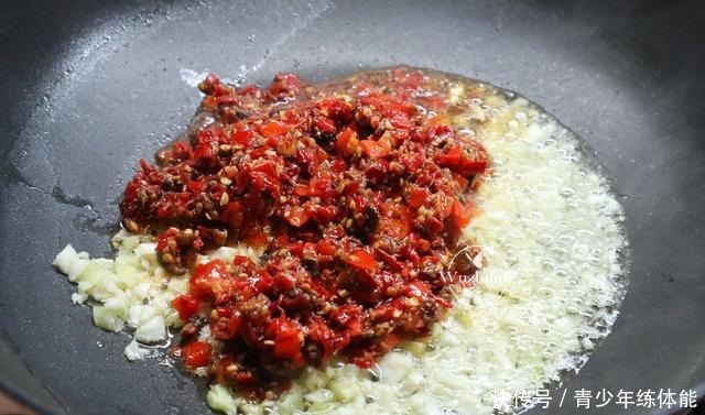 剁椒鱼头|过年在家连吃几天没胃口不如试试这道菜,上桌全家顿时流口水