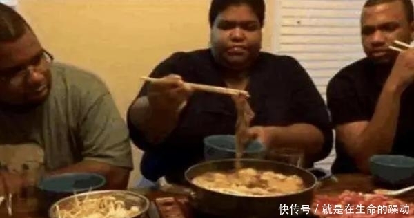  筷子|印度人来到中国，坚持不用筷子吃饭，开饭时脸都憋红了