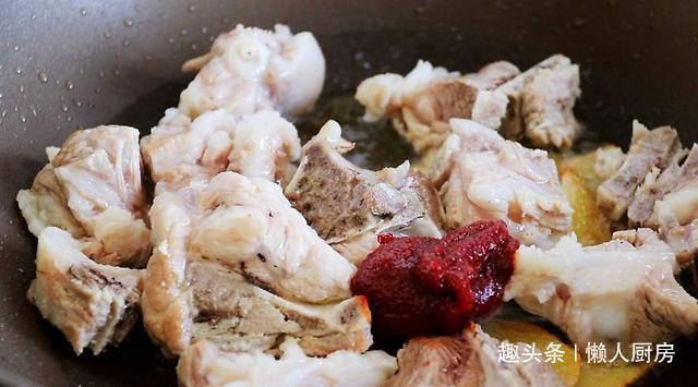  辣酱|想吃肉了，做了一道土豆炖排骨，配上韩式辣酱，太下饭了