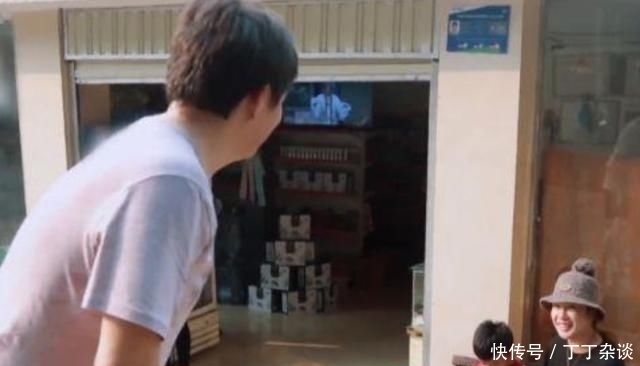 黄磊|《向往4》黄磊在村里发现小卖部,看清商品后,这下彻底露馅了