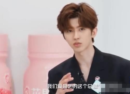 为啥|Lisa好奇为啥这么多椅子蔡徐坤一本正经胡说八道,就会骗女生