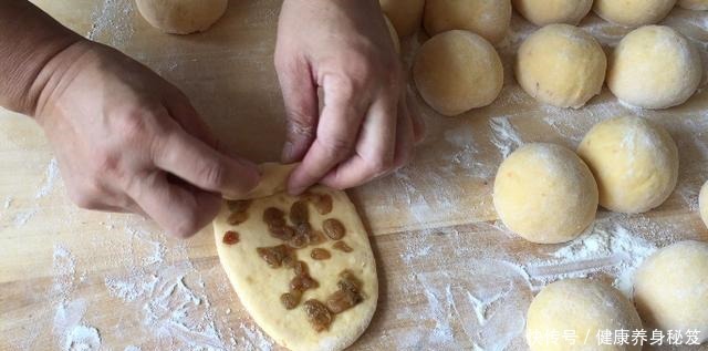 红薯|秋冬多吃红薯,不用烤箱不用电饭煲,面点师教我做红薯拉丝小面包