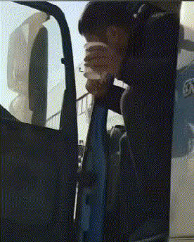  腰力|搞笑GIF：妹子这腰力，要逆天了！