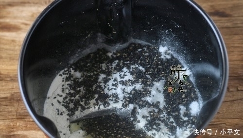  酥脆|用面粉做的小零食，喷香酥脆，一会儿就做1锅，大人孩子抢着吃