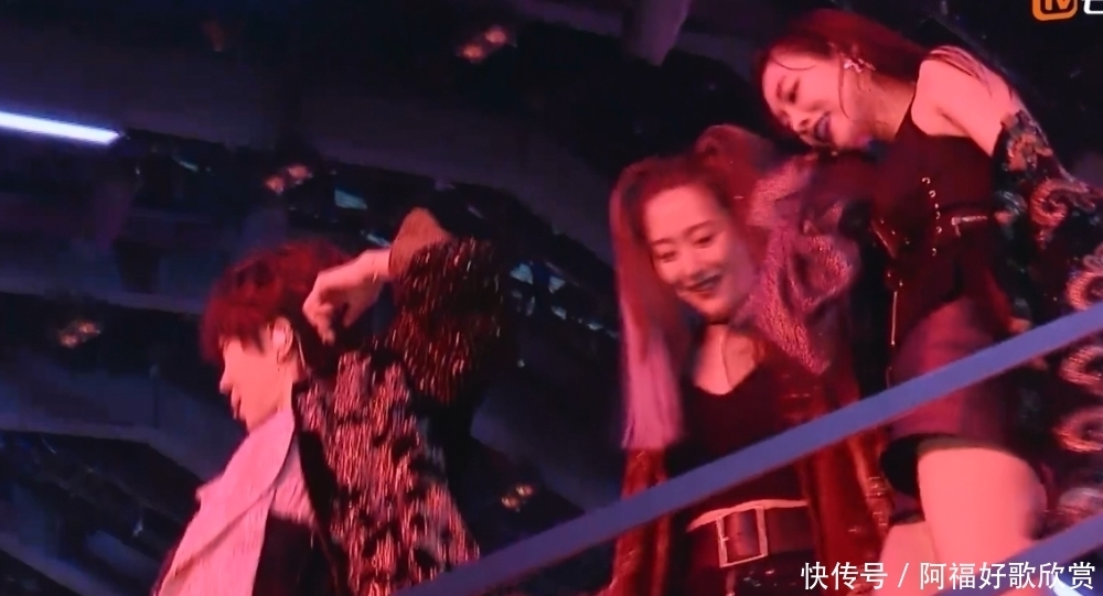  区别对待|当宁静介绍队员时，谁注意到王丽坤，只有她被区别对待