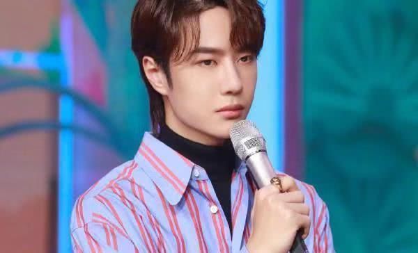 东西|王一博在家录制《天天》,桌子上这东西,像是战哥送的