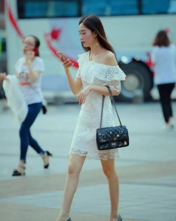 小姐姐|街拍:一身白色穿搭的小姐姐,短发也显得干净利落,非常时髦