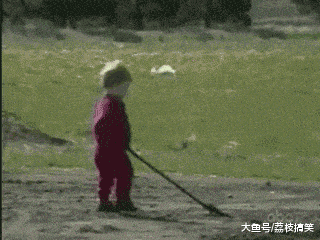 爸爸|搞笑GIF:孩子,都怪你爸爸的脚丫子有毒