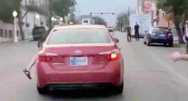  抗议者|惊险！美国一司机撞上两名抗议者后，直接拖着他们肇事逃逸了