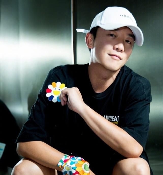  郑恺录|跑男郑恺录跑男瘦了10斤，蔡徐坤熊抱郑恺，郑恺带了一朵什么花