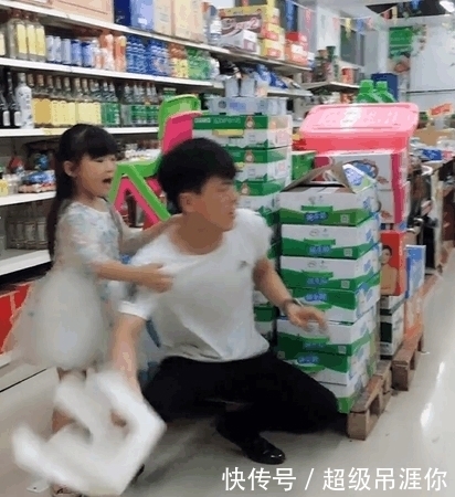 回击|夫妻吵架老婆把手机摔了, 老公拿起板凳回击, 女儿几句话让老爸怂了