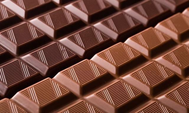  些巧克|吃多年巧克力才知道，上面的凹槽有啥用，一直以为是方便掰巧克力