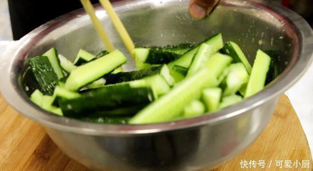 家常|酱拌脆黄瓜的家常做法,酸爽酥脆,十分开胃的一道菜