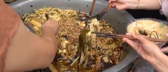 摆摊|大妈摆摊卖这种小吃,每位6元,吃完还能打包,看到真面目懵圈了