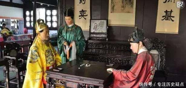 皇帝|大臣用脚压住皇帝的龙袍,逃过杀身之祸,其他大臣都丧命了!