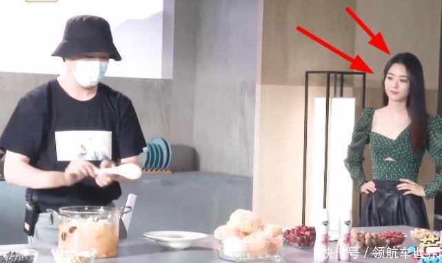  披头散发|赵丽颖拍摄没开空调，大热天披头散发，肩膀垫毛巾吸汗很朴实